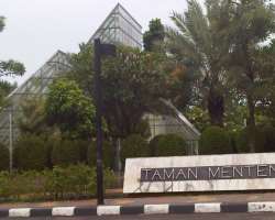The park is full of natural beauty with 30 different types of plants, a greenhouse as well a playground for children.